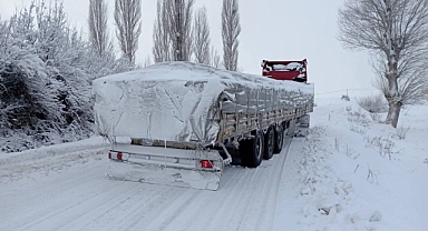 Yeşilyurt'ta kar nedeniyle yolda kalan tır ulaşımın aksamasına yol açtı