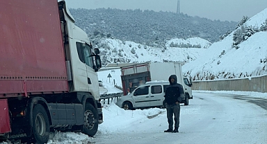 Yoğun kar nedeniyle Niksar-Erbaa kara yolunda trafik durma noktasına geldi