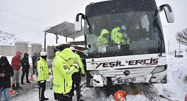 Yolcu otobüsünün polis noktasına çarpma anı görüntüleri ortaya çıktı