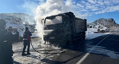 Yozgat’ta kamyon yandı, kullanılamaz hale geldi