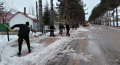 Başçiftlik ilçe merkezinde kar temizliği çalışmaları devam ediyor