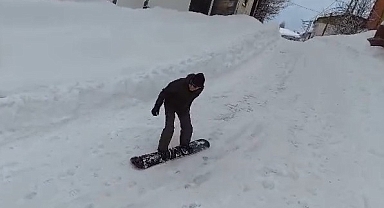 Başçiftlik sokaklarını snowboard pistine döndürdü