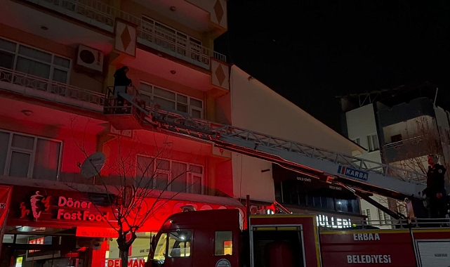 Erbaa'da balkonda mahsur kalan kediyi itfaiye kurtardı