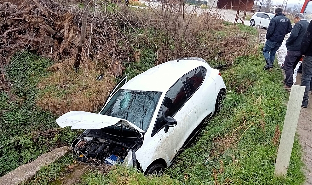Erbaa'da menfeze düşen otomobildeki anne ve kızı yaralandı