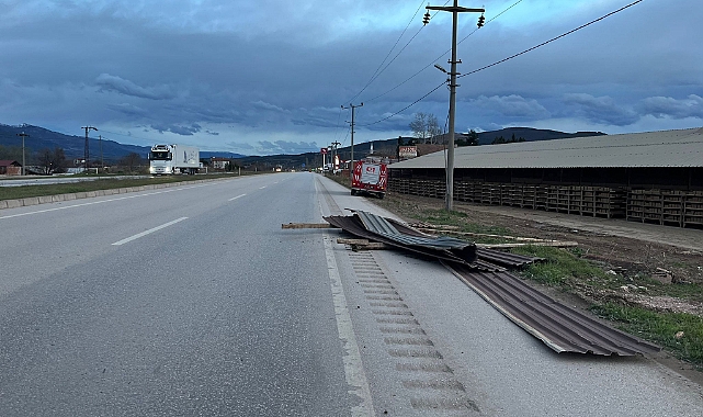 Erbaa'da şiddetli rüzgar fabrika çatısını uçurdu