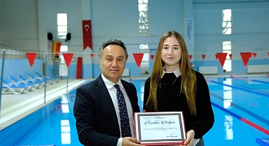 Kahraman öğrenciler rektör tarafından ödüllendirildi