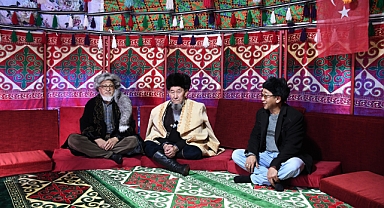 Kırgız aksakallıları otağ çadırında geçmişi yâd ediyor