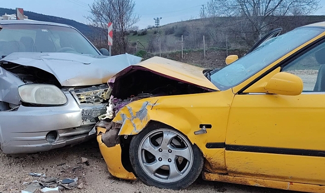 Niksar'da iki otomobilin çarpıştığı kazada 8 kişi yaralandı