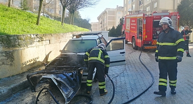 Niksar'da park halindeki otomobil alev alev yandı