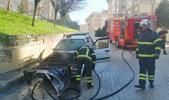 Niksar'da park halindeki otomobil alev alev yandı