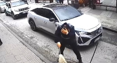 Şiddetli rüzgar nedeniyle düşen tabela, işçinin kafasına böyle çarptı: O anlar güvenlik kamerasında