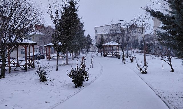 Tokat'ın Başçiftlik ilçesinde kar yağışı etkili oluyor