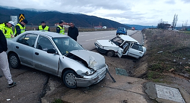 Tokat'ta iki otomobilin çarpıştığı kazada 3 kişi yaralandı