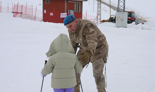 Tokat'ta jandarma, şehit ve gazi çocukları ile yakınlarına kayak eğitimi verdi