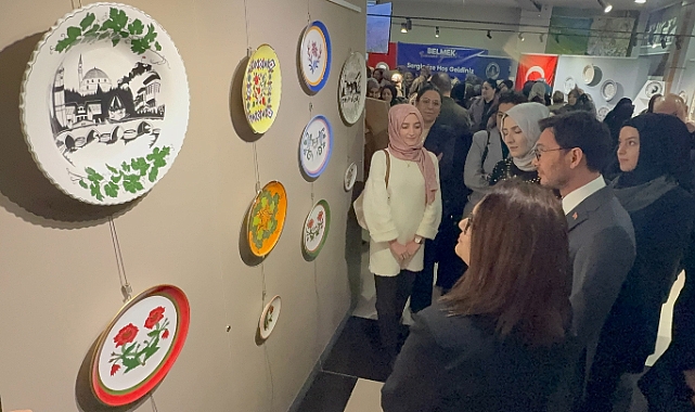 Tokatlı kadınların elinde şekillenen çiniler görücüye çıktı