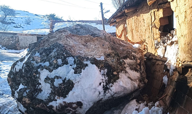 Yamaçtan kopan dev kaya neredeyse evi yıkıyordu