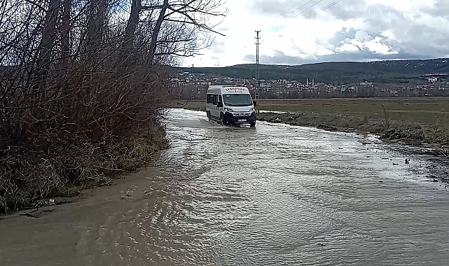 Yeşilyurt'ta köy yolları eriyen karlar nedeniyle su altında kaldı