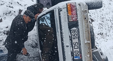 Zile'de devrilen otomobildeki 4 kişi yaralandı