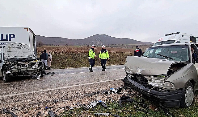 Zile'de iki otomobil kafa kafaya çarpıştı: 1’i ağır 7 yaralı