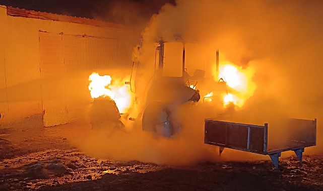 Zile'de yangın çıkan traktör kullanılamaz hale geldi