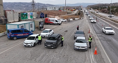 Ara tatil bayramla birleşti, sürücüler erken yola çıktı: 43 ilin geçiş noktasında denetimler artırıldı