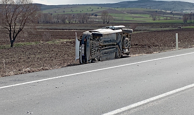 Artova'da kaza yapan otomobil devrildi: 3 yaralı