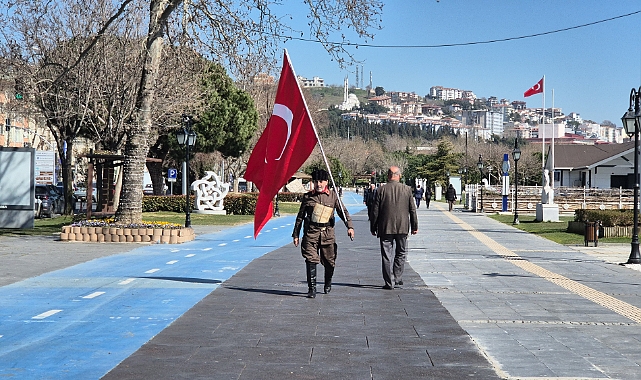 Askeri kıyafeti ve elinde Türk bayrağıyla İstanbul'dan Çanakkale'ye yürüyor
