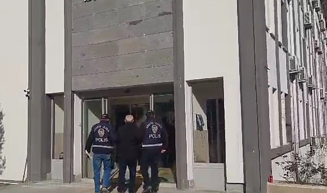 Hakkında kesinleşmiş 25 yıl hapis cezası bulunan dolandırıcı kaçmak üzereyken yakalandı