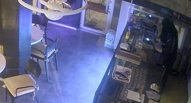 Hırsızlığın böylesi... Hırsızlık için girdiği kafede ısındı, yemek yedi