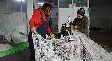 Karadeniz somonunun koruyucu ağlarına kadın eli