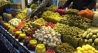 Muşmuladan kiraza 35 çeşit ürünün turşusunu kurdular