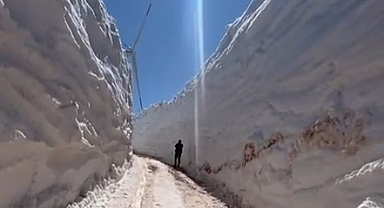 Reşadiye'de kar duvarları yolu tünele çevirdi