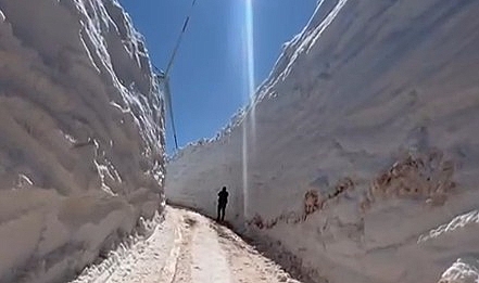 Reşadiye'de kar duvarları yolu tünele çevirdi