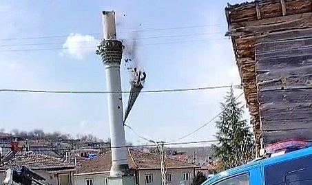 Tokat’ta depremde hasar alan cami minaresi kontrollü şekilde yıkıldı