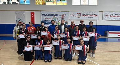 Turhal Atatürk Ortaokulu Kız Hentbol Takımı grup müsabakalarında birinci oldu