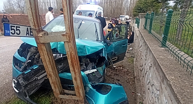 Yeşilyurt'ta elektrik direğine çarpan otomobildeki 4 kişi yaralandı
