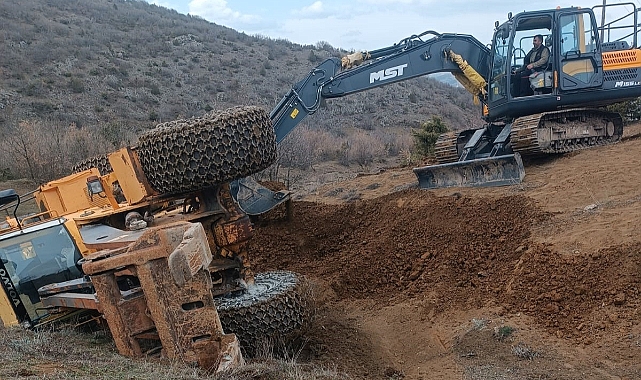 Yeşilyurt'ta uçuruma yuvarlanan traktörü kurtarmaya giden kepçe de devrildi