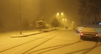 Yeşilyurt ve Artova'da kar yağışı sürüyor