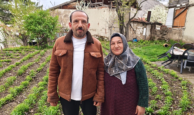 Babasından miras kalan akzambaklara gözü gibi bakıyor
