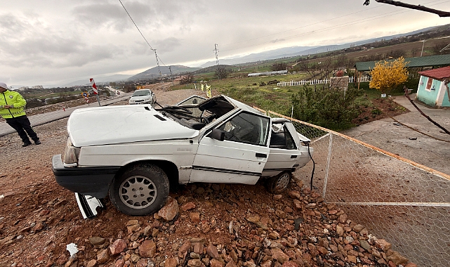 Elektrik direğine çarpan otomobil hurdaya döndü