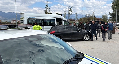 Erbaa’da öğrenci servisi ile otomobil çarpıştı: 10 öğrenci yaralandı