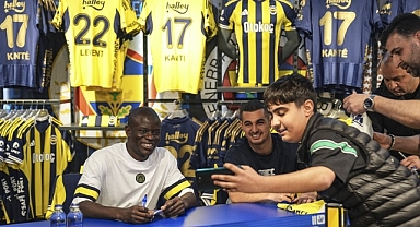 Fenerbahçeli futbolcular Kante ve Levent Mercan imza gününde taraftarlarla buluştu