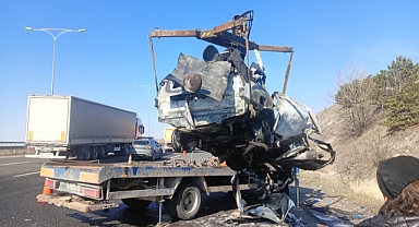 İki araç kafa kafaya çarpıştı: 5 ölü