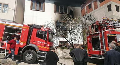 Komşusunu kurtarmak isterken yangının ortasında kaldı