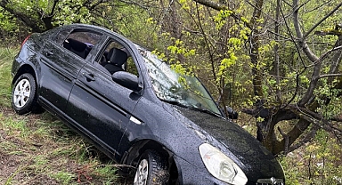 Kontrolden çıkan otomobil şarampole savruldu: 2 yaralı