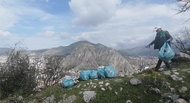 Kuşkonmaz için çıktığı dağda 6 torba çöp topladı