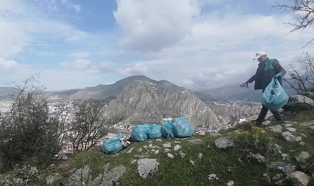 Kuşkonmaz için çıktığı dağda 6 torba çöp topladı