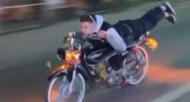 Motosiklet üzerinde tehlikeli şov