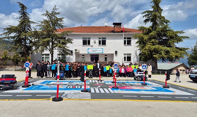 Niksar'da öğrencilere uygulamalı trafik eğitimi verildi