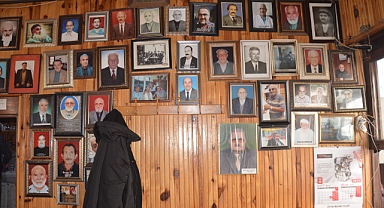 Ölen müşterilerinin hatıralarını kıraathanenin duvarında yaşatıyor